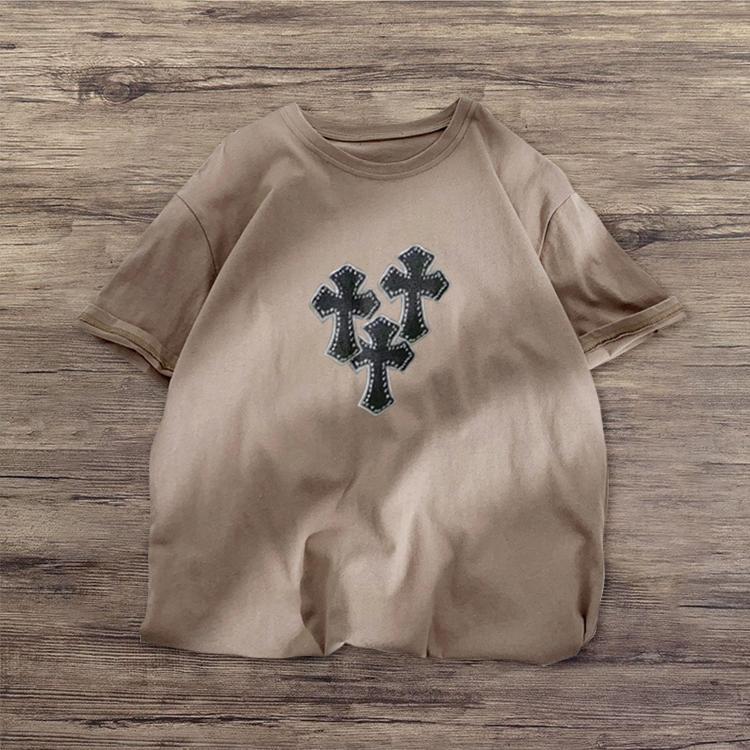 Camiseta de manga corta con cuello redondo y estampado cruzado