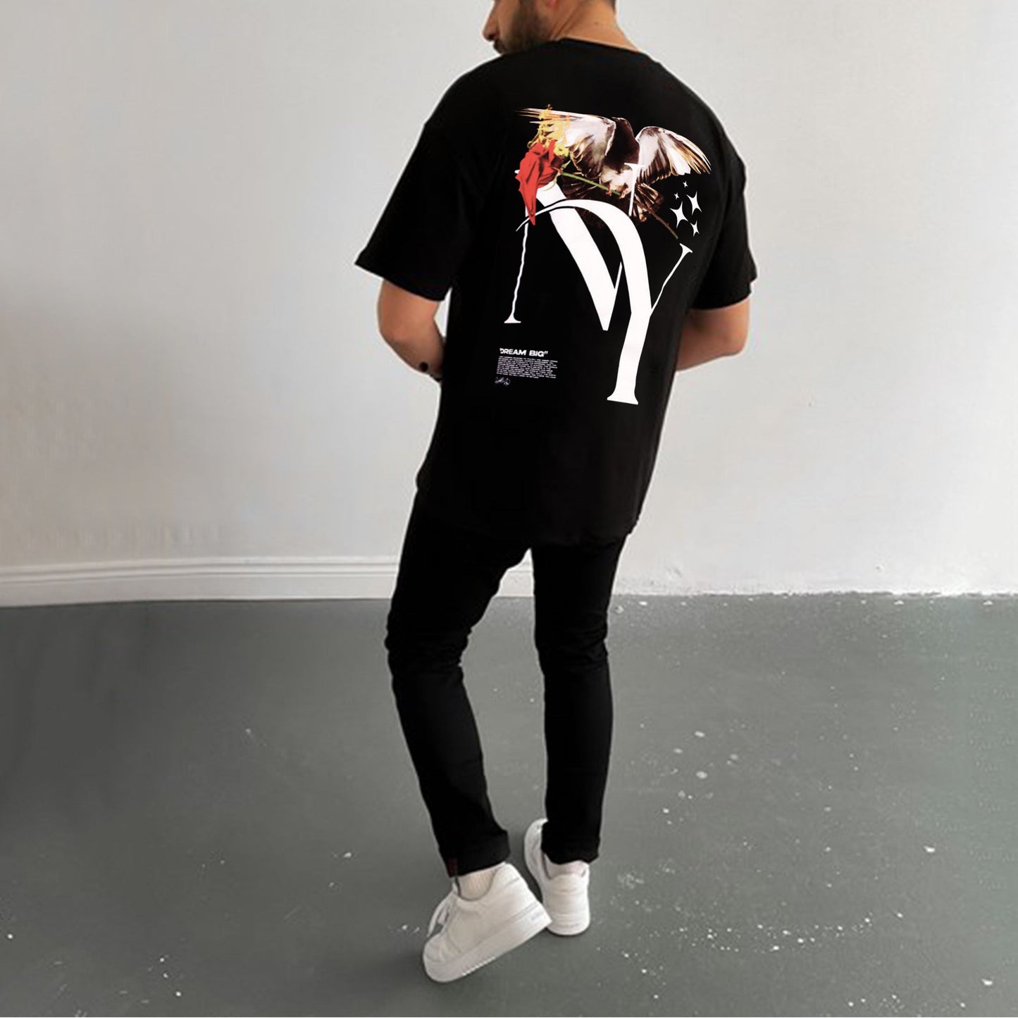 Camiseta de cuello redondo con estampado de tiroteos callejeros de estilo universitario de moda