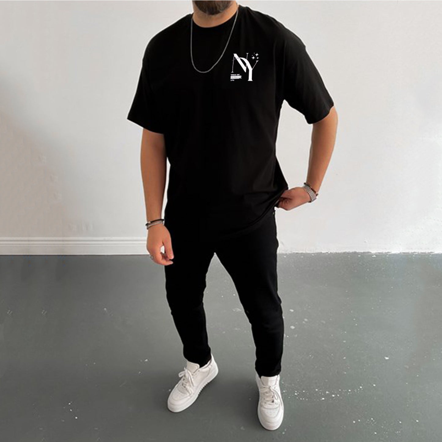 Camiseta de cuello redondo con estampado de tiroteos callejeros de estilo universitario de moda