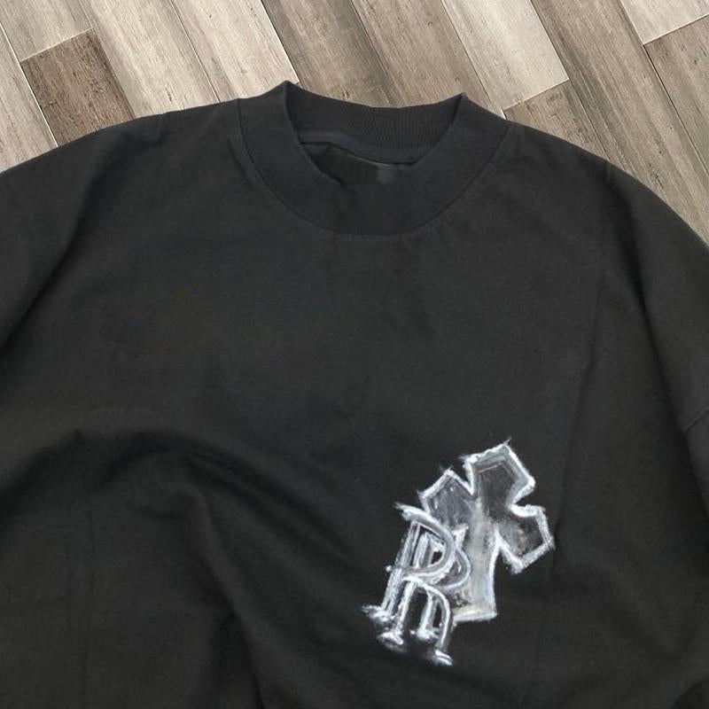 Camiseta urbana con estampado de cruces artísticas vintage