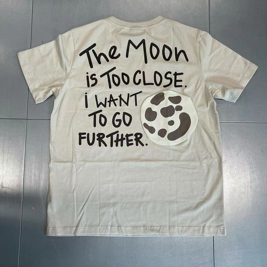 Camiseta casual de manga corta con la frase "Quieres ir más allá"