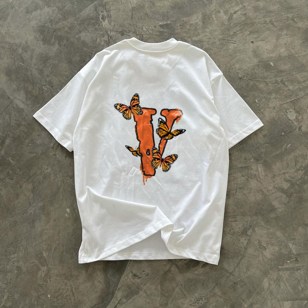 Camiseta con estampado de mariposas vintage en la calle