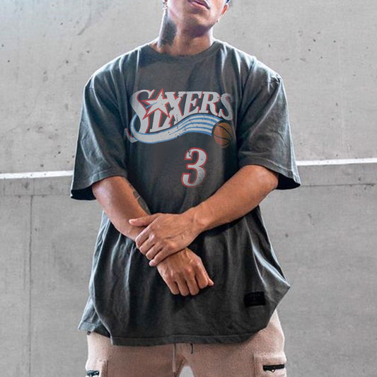 Camiseta holgada de cuello redondo con estampado de baloncesto de estilo urbano