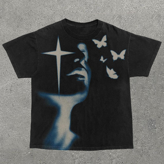 Camiseta informal de manga corta con estampado de cruces y mariposas