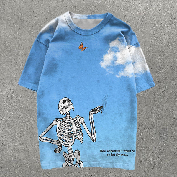 Camiseta de manga corta con estampado de calavera en el cielo