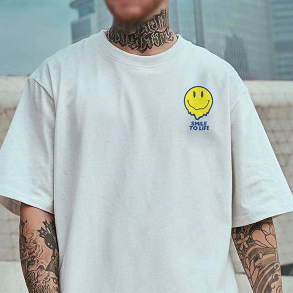 Camiseta holgada con estampado de estilo callejero y sonrisas de moda