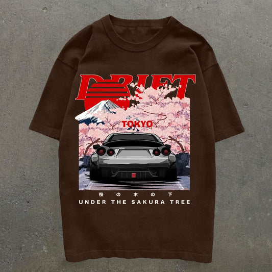 Camiseta de manga corta con estampado de coches y sakura