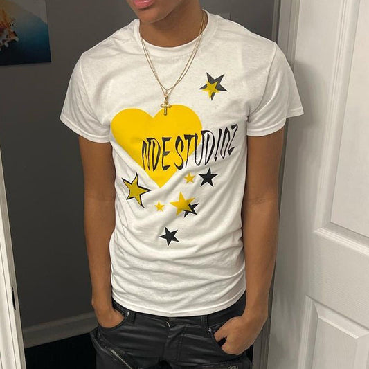 Camiseta informal de manga corta con estampado de corazones y pentagramas