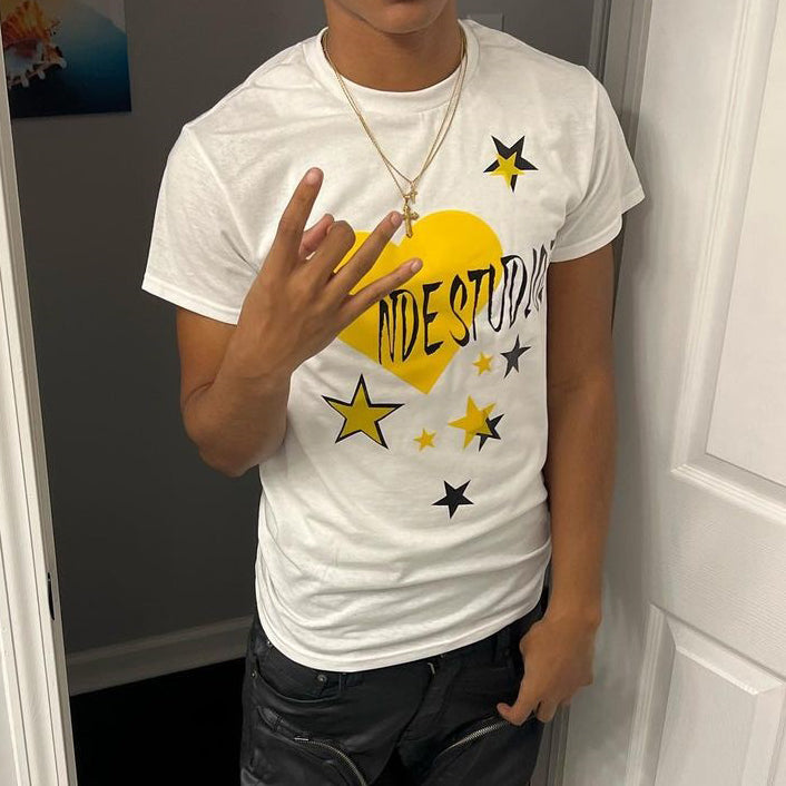 Camiseta informal de manga corta con estampado de corazones y pentagramas