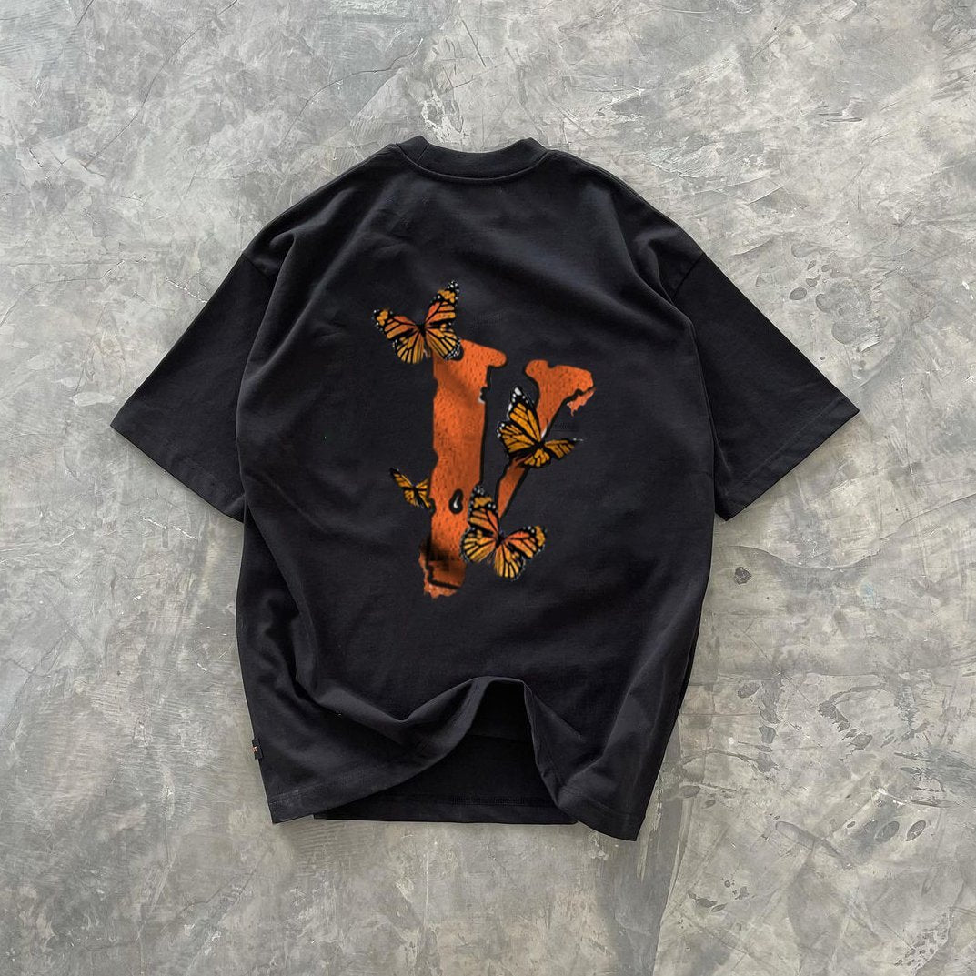 Camiseta con estampado de mariposas vintage en la calle