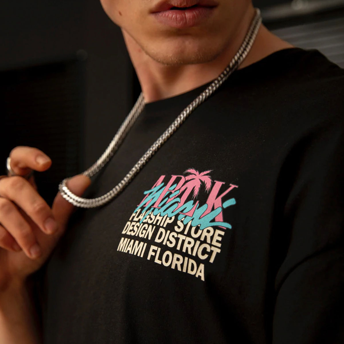 Camiseta de estilo universitario con estampado de letras