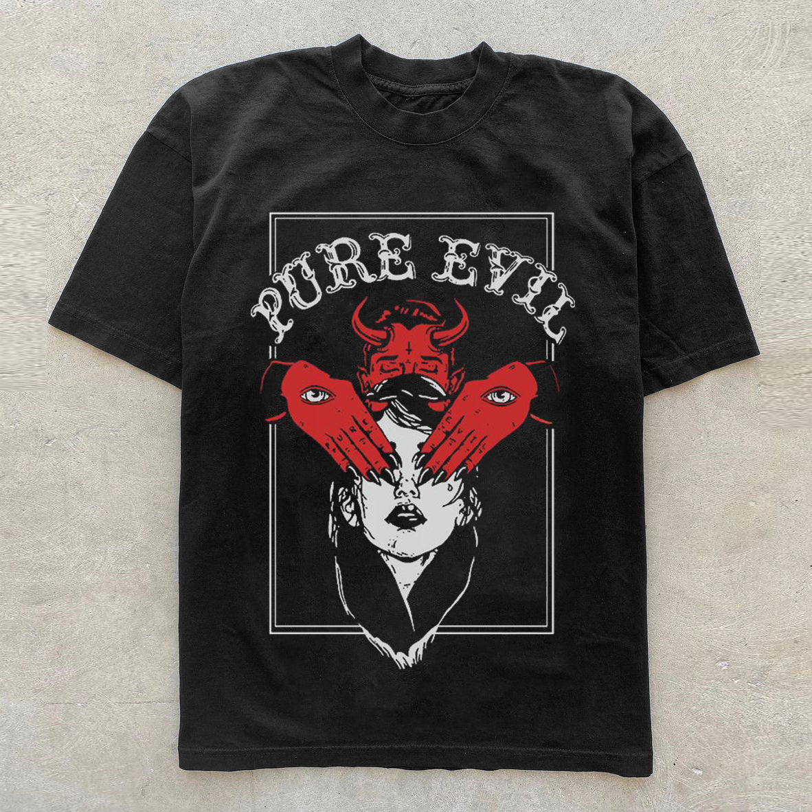 Camiseta negra con estampado del diablo del alfabeto