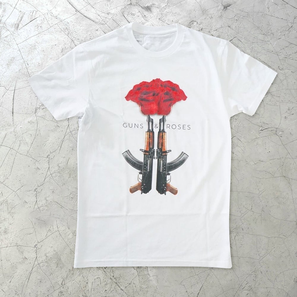 Camiseta personalizada con estampado de rosas y pistolas para hombre