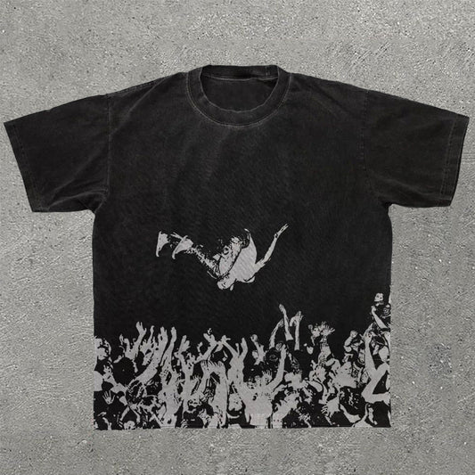 Camiseta de manga corta con estampado informal de multitudes
