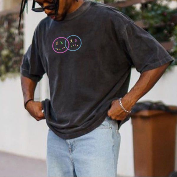 Elegante camiseta con cuello redondo y estampado de estilo urbano retro