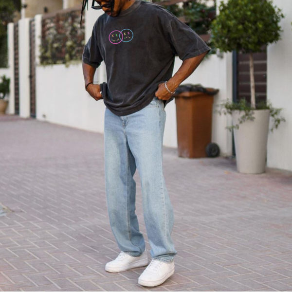 Elegante camiseta con cuello redondo y estampado de estilo urbano retro