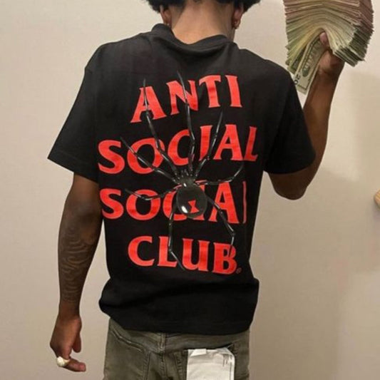 Camiseta informal de manga corta con estampado de letras y arañas