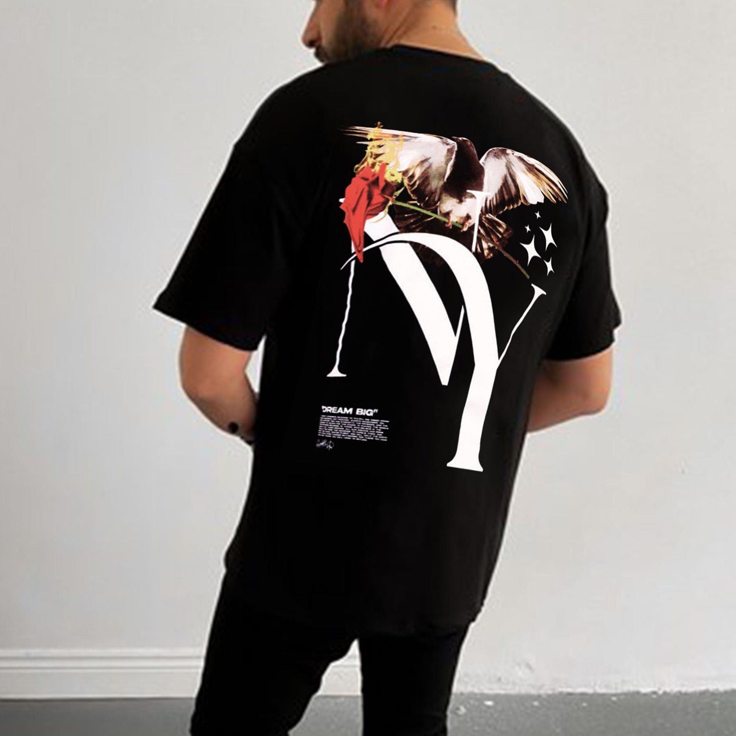 Camiseta de cuello redondo con estampado de tiroteos callejeros de estilo universitario de moda